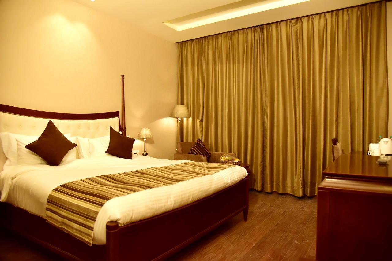 Season Hotel Нейнитал Екстериор снимка