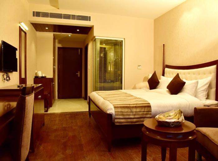 Season Hotel Нейнитал Екстериор снимка